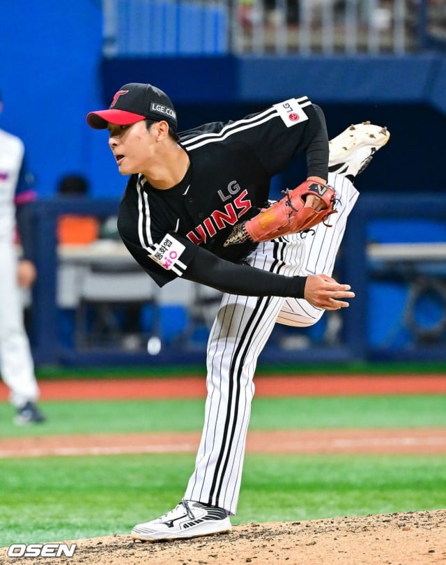 5-4, 역전한 직후 8회말 마운드에 올라 삼진 3개를 잡은 우강훈.