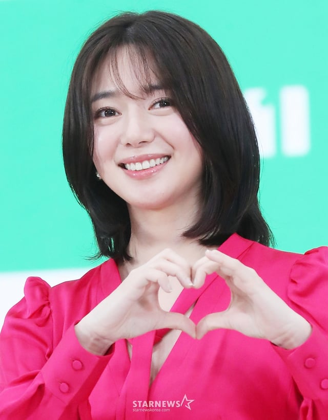 배우 이엘리야가 2일 오전 서울 영등포구 여의도동 KBS본관에서 진행된 KBS1 '즐거운 챔피언 시즌3-어울림픽' 제작발표회에 참석해 포즈를 취하고 있다.  '어울림픽'은 장애인과 비장애인이 함께 팀을 만들어 전국대회에 출전하는 과정을 그린 프로그램이다. 2023.06.02
