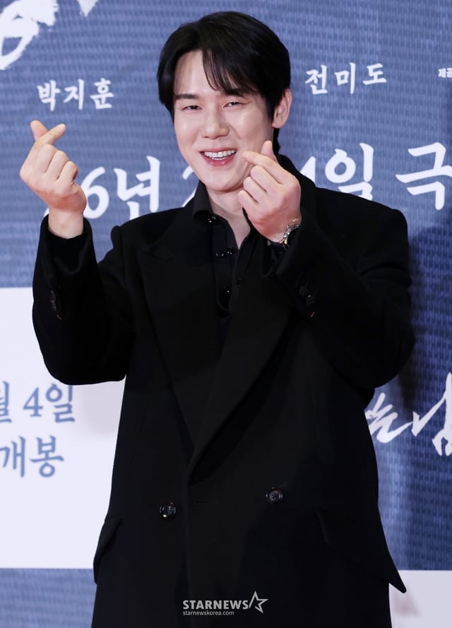 배우 유연석이 27일 서울 송파구 롯데시네마 월드타워에서 진행된 영화 '왕과 사는 남자' VIP 시사회 포토월에 참석해 포즈를 취하고 있다. /2026.01.27 /사진=김휘선 hwijpg@