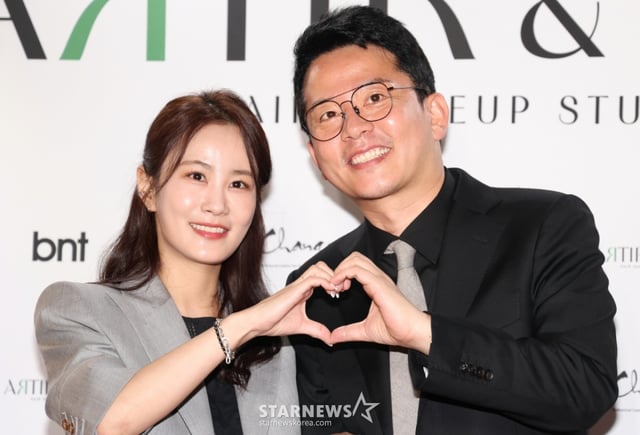 (서울=뉴스1) 권현진 기자 = 개그맨 김지민, 김준호 예비부부가 22일 서울 강남구 한 카페에서 열린 ‘아티르 & 아르즈’ 오프닝 행사에 참석해 포즈를 취하고 있다. 2025.4.22/뉴스1 Copyright © 뉴스1. All rights reserved. 무단 전재 및 재배포, AI학습 이용 금지. /사진=(서울=뉴스1) 권현진 기자