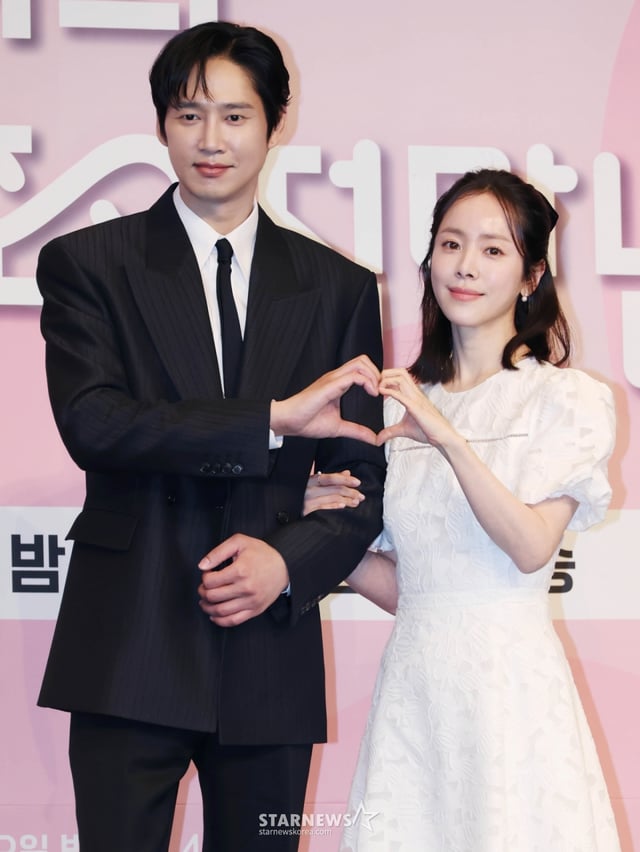 배우 박성훈, 한지민이 JTBC 토일드라마 '미혼남녀의 효율적 만남' 제작발표회에 참석해 포즈를 취하고 있다. /2026.02.26 /사진=이동훈 photoguy@