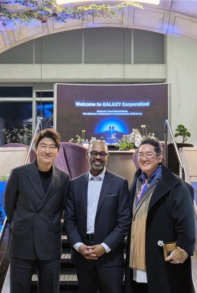(왼쪽부터) 송강호 배우, 뉴욕증권거래소(NYSE) 마이클 해리스 부회장, 갤럭시코퍼레이션 최용호 대표 /사진=갤럭시코퍼레이션