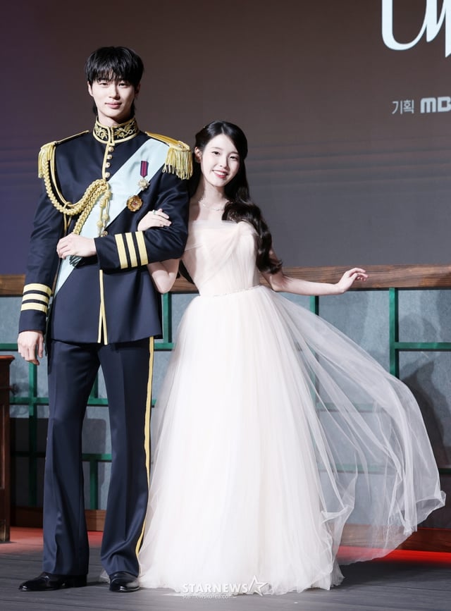 배우 변우석, 아이유가 6일 서울 조선팰리스 강남 호텔에서 진행된 MBC 금토드라마 '21세기 대군부인' 제작발표회에 참석해 포즈를 취하고 있다. /2026.04.06 /사진=김휘선 hwijpg@