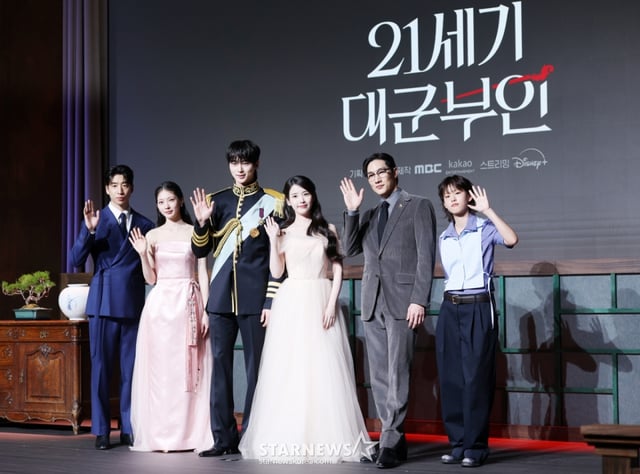 배우 유수빈, 공승연, 변우석, 아이유, 노상현, 이연이 6일 서울 조선팰리스 강남 호텔에서 진행된 MBC 금토드라마 '21세기 대군부인' 제작발표회에 참석해 포즈를 취하고 있다. /2026.04.06 /사진=김휘선 hwijpg@