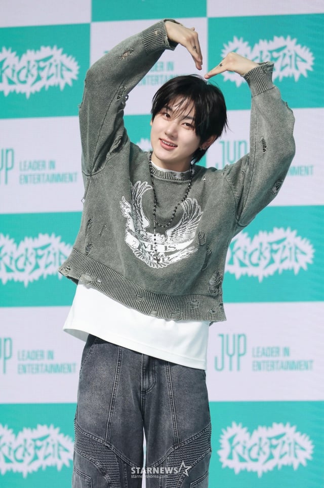그룹 킥플립(KickFlip) 계훈이 6일 오후 서울 광진구 예스24라이브홀에서 진행된 네번째 미니앨범 '마이 퍼스트 킥'(My First Kick) 발매기념 쇼케이스에서 포즈를 취하고 있다. 이번 앨범에는 타이틀곡 '눈에 거슬리고 싶어'를 비롯해 선공개곡 '트웬티'(Twenty), '스튜피드'(Stup!d), '거꾸로', '스크롤'(Scroll), '로어'(Roar), '마이 디렉션'(My Direction) 등 총7곡이 수록됐다. /2026.04.06 /사진=이동훈 photoguy@