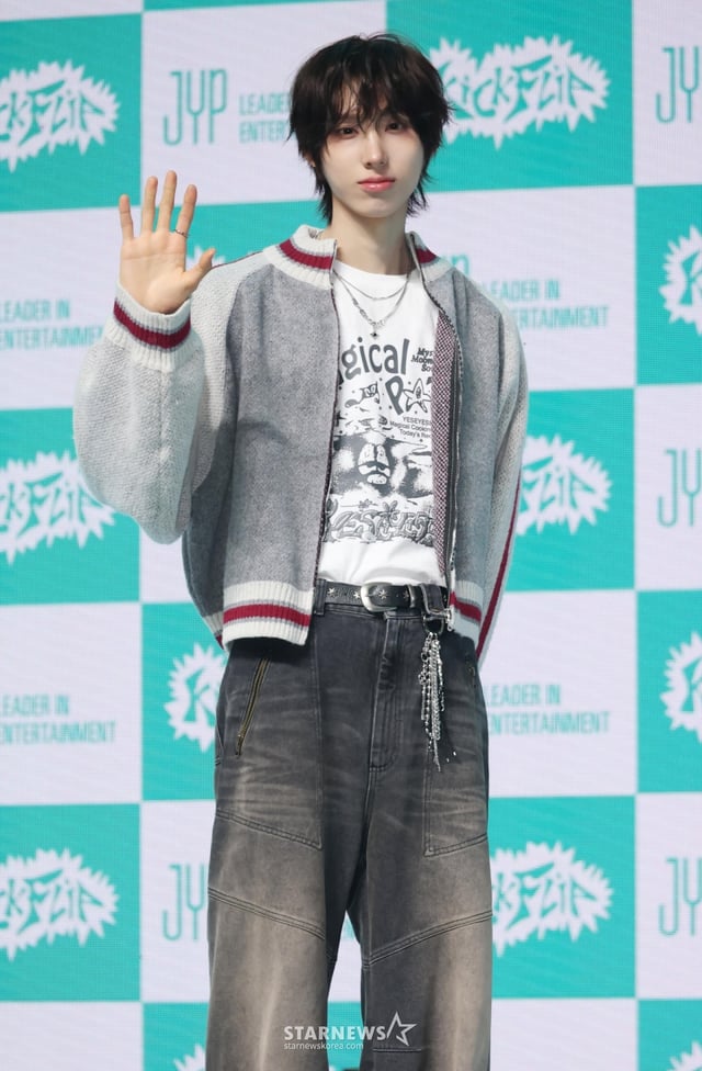 그룹 킥플립(KickFlip) 주왕이 6일 오후 서울 광진구 예스24라이브홀에서 진행된 네번째 미니앨범 '마이 퍼스트 킥'(My First Kick) 발매기념 쇼케이스에서 포즈를 취하고 있다.  이번 앨범에는 타이틀곡 '눈에 거슬리고 싶어'를 비롯해 선공개곡 '트웬티'(Twenty), '스튜피드'(Stup!d), '거꾸로', '스크롤'(Scroll), '로어'(Roar), '마이 디렉션'(My Direction) 등 총7곡이 수록됐다. /2026.04.06 /사진=이동훈 photoguy@