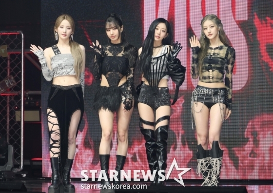 걸그룹 키스오브라이프가 6일 오후 서울 용산구 블루스퀘어에서 진행된 새 싱글 '후 이즈 쉬'(Who is she) 발매기념 쇼케이스에서 포즈를 취하고 있다. /사진=이동훈 기자