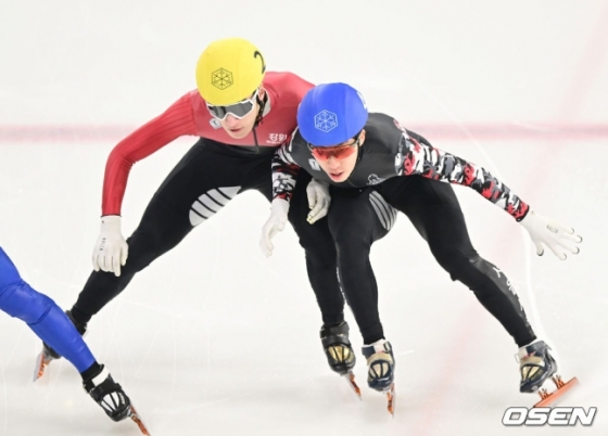 朴智元(パク·チウォン、右)が9日、ショートトラック国家代表1次選抜戦1000メートル準決勝で黄大憲(ファン·デホン)と衝突している。 /写真=OSEN