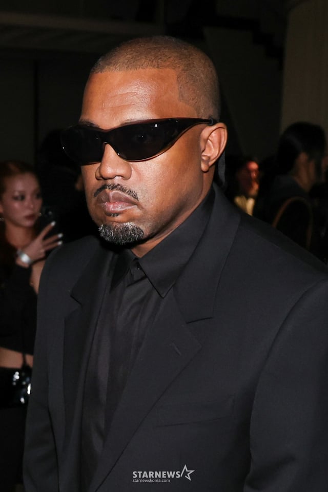 (서울=뉴스1) 안은나 기자 = 세계적 아티스트 칸예 웨스트(Kanye West)가 11일 서울 성동구 레이어41 스튜디오에서 열린 아내 비앙카 센소리(Bianca Censori)의 새로운 퍼포먼스 아트 시리즈 01: BIO POP 전시회에 참석해 퍼포먼스 관람을 마친 후 이동하고 있다. 2025.12.11/뉴스1 Copyright © 뉴스1. All rights reserved. 무단 전재 및 재배포, AI학습 이용 금지. /사진=(서울=뉴스1) 안은나 기자