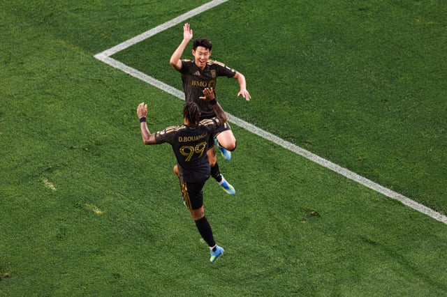 LAFC 손흥민과 드니 부앙가가 지난 5일 올랜도 시티전에서 합작골을 터뜨린 뒤 골 세리머니를 하고 있다. /사진=LAFC SNS 캡처