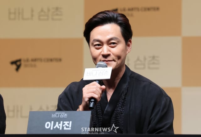 (서울=뉴스1) 임세영 기자 = 배우 이서진이 7일 서울 서울 강서구 마곡동 LG아트센터 서울에서 열린 연극 '바냐 삼촌'에서 발언을 하고 있다.  연극 '바냐 삼촌'은 오는 5월 7일부터 5월 31일까지 서울 강서구 LG아트센터 서울 시그니처홀에서 공연된다.  2026.4.7/뉴스1  Copyright © 뉴스1. All rights reserved. 무단 전재 및 재배포,  AI학습 이용 금지. /사진=(서울=뉴스1) 임세영 기자