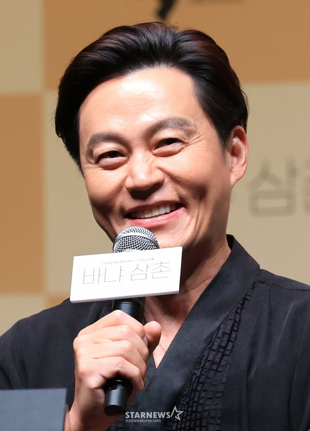 (서울=뉴스1) 임세영 기자 = 배우 이서진이 7일 서울 서울 강서구 마곡동 LG아트센터 서울에서 열린 연극 '바냐 삼촌' 제작발표회에서 발언을 하고 있다. 연극 '바냐 삼촌'은 오는 5월 7일부터 5월 31일까지 서울 강서구 LG아트센터 서울 시그니처홀에서 공연된다. 2026.4.7/뉴스1 Copyright © 뉴스1. All rights reserved. 무단 전재 및 재배포, AI학습 이용 금지. /사진=(서울=뉴스1) 임세영 기자