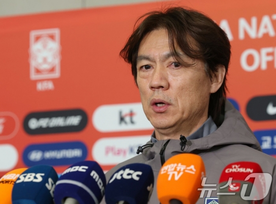 홍명보 감독이 2일 오후 인천국제공항 제2여객터미널을 통해 입국한 뒤 취재진의 질문에 답하고 있다. /사진=뉴스1