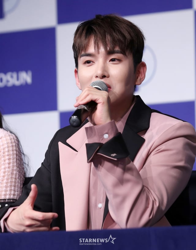  그룹 수퍼주니어 려욱이 9일 오후 서울 영등포구 여의도 서울마리나에서 진행된 TV조선 예능 프로그램 '동네 앨범' 제작발표회에 참석해 질의응답을 하고 있다.