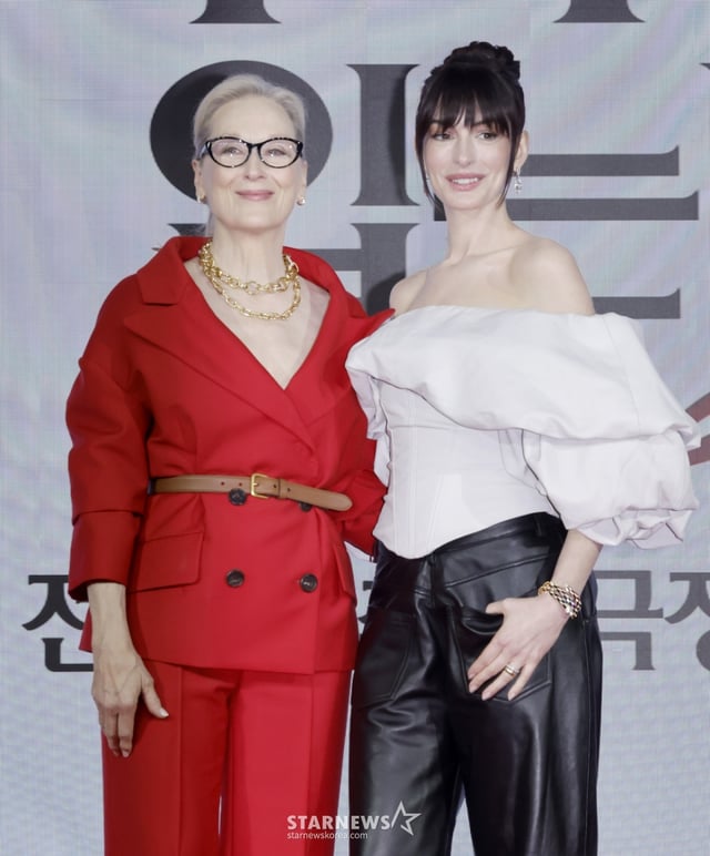 [서울=뉴시스] 김혜진 기자 = 배우 메릴 스트립(왼쪽), 앤 헤서웨이가 8일 서울 종로구 포시즌스 호텔에서 열린 영화 '악마는 프라다를 입는다2' 내한 기자간담회에서 포즈를 취하고 있다. 2026.04.08. jini@newsis.com /사진=김혜진