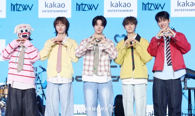 그룹 하츠웨이브가 8일 서울 마포구 문화비축기지에서 진행된 첫 번째 미니앨범 'The First Wave' 발매 기념 쇼케이스에서 포즈를 취하고 있다. /2026.04.08 /사진=김휘선 hwijpg@