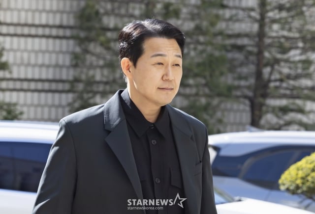 [서울=뉴시스] 김근수 기자 = 배우 박성웅이 8일 오후 서울 서초구 서울중앙지방법원에서 열린 임성근 전 해병대 1사단장의 국회증언감정법 위반 사건 3차 공판에 증인으로 출석하고 있다. 2026.04.08. ks@newsis.com /사진=김근수