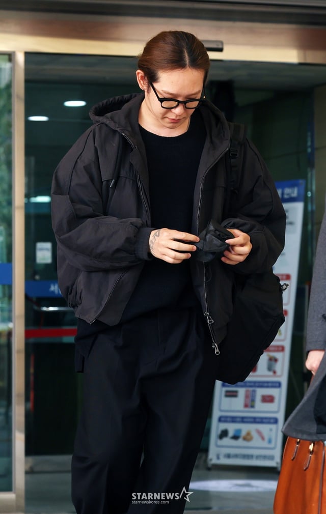 도로교통법 위반 혐의 위너 전 멤버 남태현이 12일 서울서부지방법원에서 열린 두 번째 공판기일에 출석해 실형을 선고받은 뒤 법원을 나서고 있다. 이날 검찰은 남태현에 대해 재범, 높은 혈중알코올 농도, 집행유예 기간 도중 적발 등으로 죄질이 불량하다며 징역 1년 6개월과 벌금 100만원을 구형했다. /2026.03.12 /사진=김휘선 hwijpg@