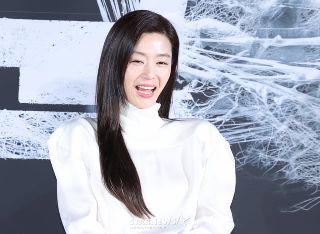 [서울=뉴시스] 조수정 기자 = 배우 전지현이 6일 오전 서울 용산 CGV에서 열린 영화 '군체' 제작보고회에서 질문을 들으며 미소짓고있다. 영화 군체는 5월 개봉한다. 2026.04.06. chocrystal@newsis.com /사진=조수정