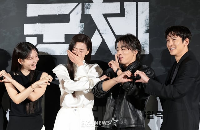 (서울=뉴스1) 권현진 기자 = 배우 신현빈(왼쪽부터)과 전지현, 구교환, 지창욱이 6일 서울 용산구 CGV용산아이파크몰에서 열린 영화 '군체' 제작보고회에 참석해 포즈를 취하고 있다. '군체'는 정체불명의 감염사태로 봉쇄된 건물 안, 고립된 생존자들이 예측할 수 없는 형태로 진화하는 감염자들에 맞서 벌이는 사투를 그린 작품이다. 2026.4.6/뉴스1 Copyright © 뉴스1. All rights reserved. 무단 전재 및 재배포, AI학습 이용 금지. /사진=(서울=뉴스1) 권현진 기자