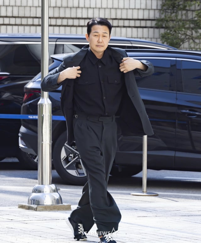 [서울=뉴시스] 김근수 기자 = 배우 박성웅이 8일 오후 서울 서초구 서울중앙지방법원에서 열린 임성근 전 해병대 1사단장의 국회증언감정법 위반 사건 3차 공판에 증인으로 출석하고 있다. 2026.04.08. ks@newsis.com /사진=김근수