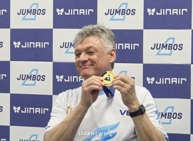 Korean Air coach Henan Dal Joto is delighted to win the championship medal at the winning press conference held at Incheon Gyeyang Gymnasium on the 10th. /Photo = Reporter Kim Myung-seok