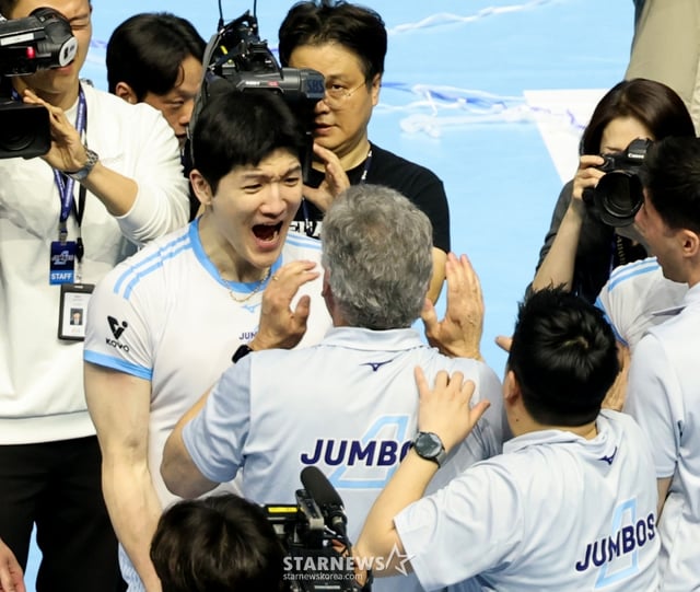 Jung Ji-seok and Korean Air players are cheering after winning Game 5 of the Jin Air 2025-2026 V-League championship match against Korean Air and Hyundai Capital at Gyeyang Gymnasium in Incheon on the 10th. /Photo = Senior Reporter Kang Young-jo