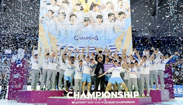 Korean Air owner Cho Won-tae, KOVO president, and Korean Air players celebrate with a trophy ceremony after winning the fifth match of the Jin Air 2025-2026 V-League championship match against Korean Air at Gyeyang Gymnasium in Incheon on the 10th.  /Photo = Senior Reporter Kang Young-jo