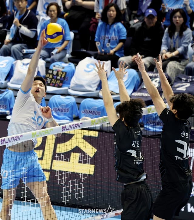 Korean Air's Jung Ji-seok is attempting a blocking touchout in Game 5 of Hyundai Capital against Korean Air in the Jin Air 2025-2026 V-League championship match held at Gyeyang Gymnasium in Incheon on the 10th. /Photo = Senior Reporter Kang Young-jo