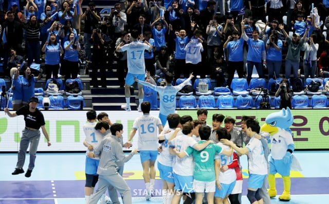 Jung Ji-seok and Korean Air players are cheering after winning Game 5 of the Jin Air 2025-2026 V-League championship match against Korean Air and Hyundai Capital at Gyeyang Gymnasium in Incheon on the 10th.  /Photo = Senior Reporter Kang Young-jo
