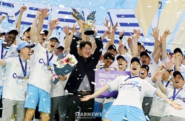 Korean Air owner Cho Won-tae, KOVO president, and Korean Air players celebrate with a trophy ceremony after winning the fifth match of the Jin Air 2025-2026 V-League championship match against Korean Air at Gyeyang Gymnasium in Incheon on the 10th.  /Photo = Senior Reporter Kang Young-jo