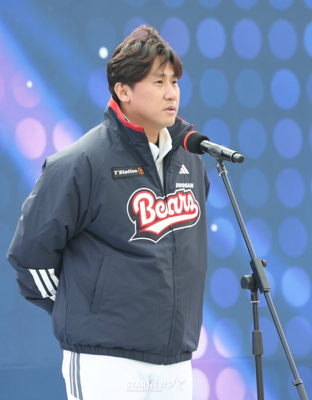 두산 베어스의 팬 페스티벌 '2025 곰들의 모임' 행사가 23일 서울 잠실야구장에서 열렸다. 이용찬이 펜들에 인사하고 있다. 곰들의 모임은 한 시즌 동안 변함없는 응원을 보내준 두산 최강 10번타자 팬들에게 감사의 마음을 전하기 위해 마련된 팬 페스티벌이다. /사진=김진경 대기자