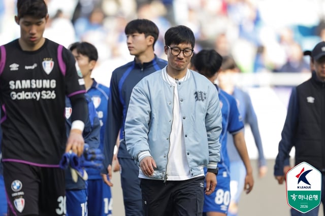 이정효 수원 삼성 감독이 청주FC전 무승부를 기록한 뒤 그라운드를 떠나고 있다. /사진=한국프로축구연맹 제공