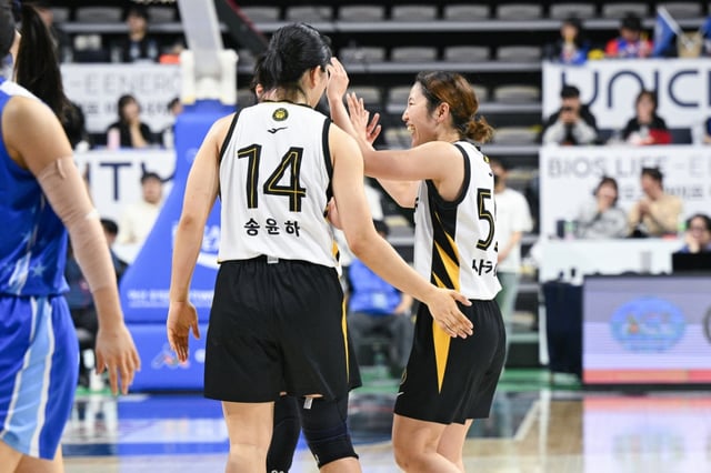 KB Stars players are happy. /Photo = Courtesy of WKBL