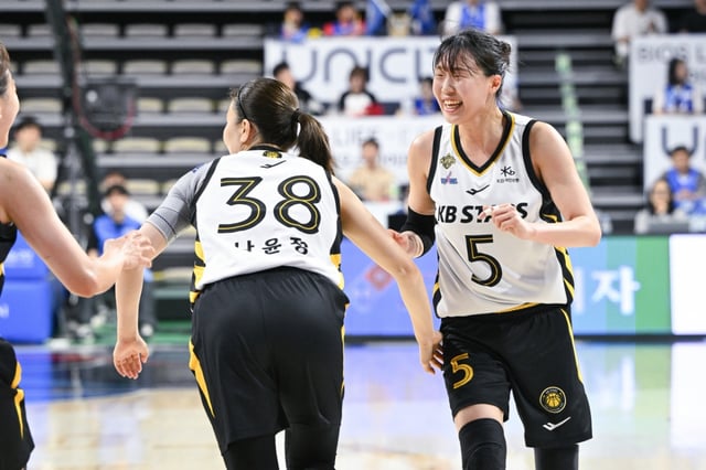 KB Stars players are happy. /Photo = Courtesy of WKBL