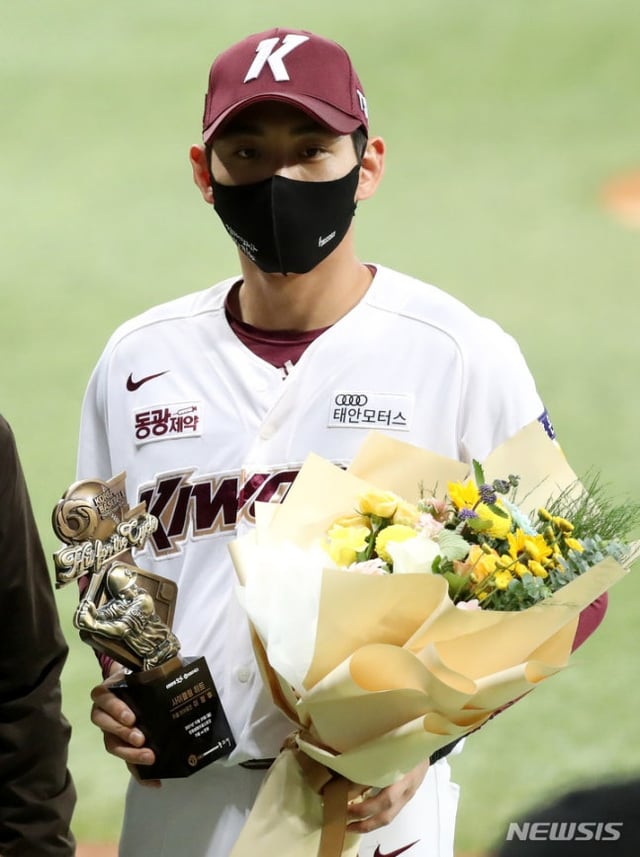 이정후가 키움 시절인 2021년 KBO로부터 사이클링 히트 기념 트로피를 받고 있다. /사진=뉴시스