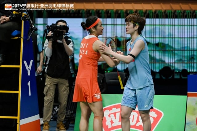 12日,在中国宁波奥林匹克体育中心举行的2026亚洲羽毛球锦标赛女子单打决赛中,安世英战胜王祉怡获得冠军后,正在互相问候。 =亚洲羽毛球联合会和大韩羽毛球协会提供。