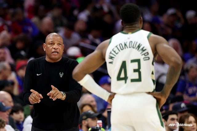 Doc Rivers (left) is giving Kunbo an operational order. /AFPBBNews=News1