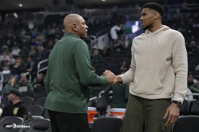 Director Doc Rivers (left) and Kunbo shake hands. /AFPBBNews=News1