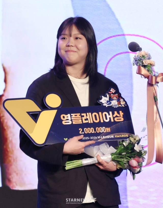 한국도로공사 이지윤이 13일 영플레이어상을 수상하고 있다. /사진=김진경 대기자