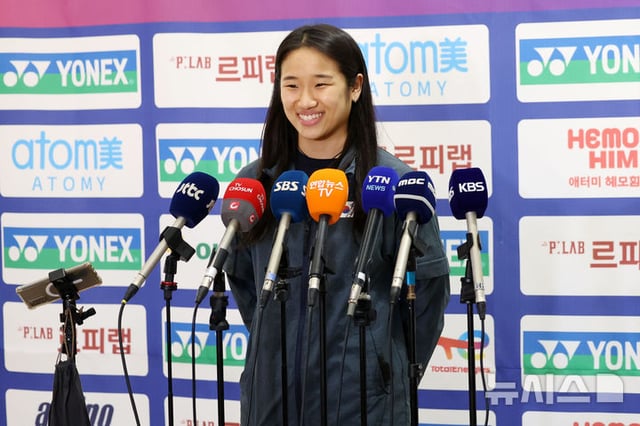 그랜드슬램을 달성한 안세영이 13일 오후 인천국제공항 제2여객터미널을 통해 귀국해 취재진 질문에 답하고 있다. /사진=뉴시스