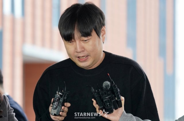 인터넷 불법도박 사실을 인정한 개그맨 이진호(38)씨가 22일 서울 강남구 대치동 강남경찰서에 피의자 신분으로 출석했다. K5를 타고 경찰서에 도착한 이씨는 사기 의혹, 불법 도박에 빠진 이유 및 팬과 동료 연예인에게 할 말을 있느냐는 취재진 질문에 연신 “죄송하다”고 답했으며, 경찰서 안으로 들어서면서 “조사를 성실히 받겠다”고 밝혔다. 이씨는 방송인 이수근, 가수 BTS 지민, 영탁을 포함, 동료 연예인·대부업체 등으로부터 23억원 가량의 돈을 빌린 것으로 알려졌다. 이후 이씨는 화성시 홍보대사에서 해촉됐고, 출연 중이던 아는 형님 프로그램에서도 하차했다. 경찰은 국민 신문고를 통해 접수된 사기 혐의에 대해서도 조사할 예정이다. /사진=임한별(머니S)