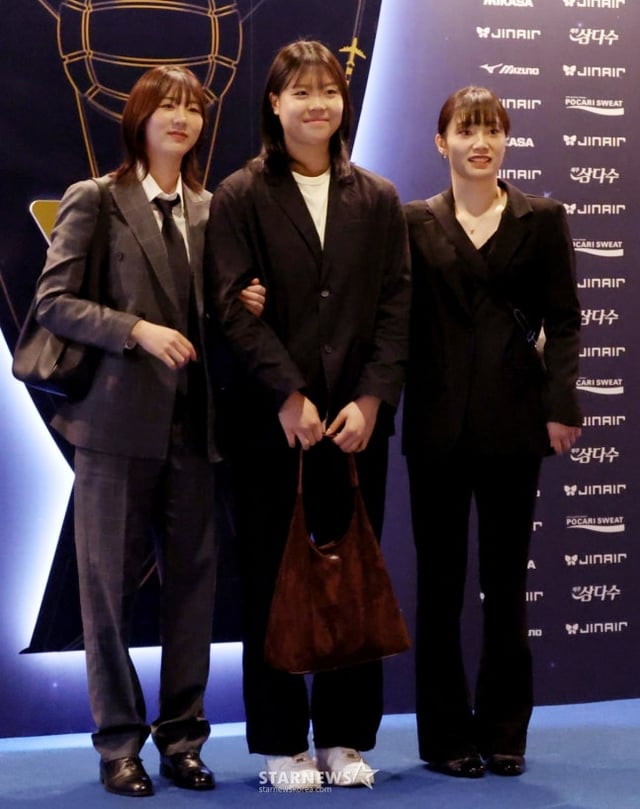 한국도로공사 강소휘(왼쪽부터), 이지윤, 문정원이 13일 시상식장 포토월에서 포즈를 취하고 있다. /사진=김진경 대기자
