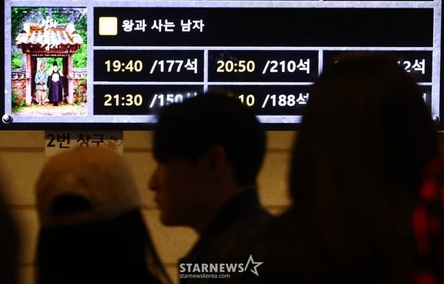 [서울=뉴시스] 황준선 기자 = 영화 '왕과 사는 남자'의 관객이 1600만명을 넘긴 5일 서울 시내 한 영화관에서 시민들이 '왕과 사는 남자' 상영 정보를 살펴보고 있다. 2026.04.05. hwang@newsis.com /사진=황준선