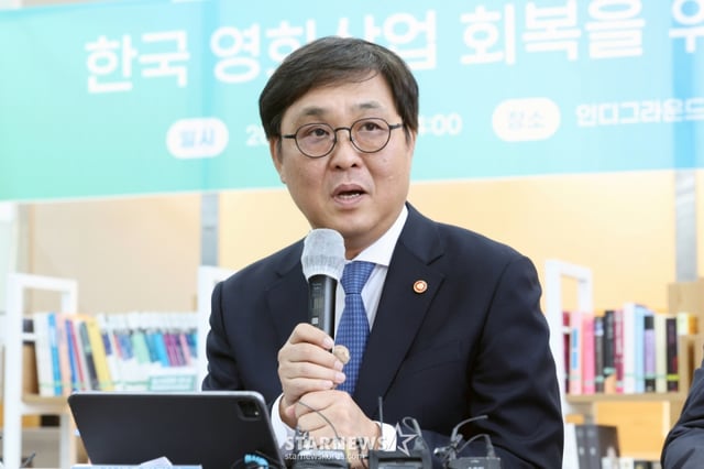 [서울=뉴시스] 박진희 기자 = 최휘영 문화체육관광부 장관이 14일 서울 중구 인디 그라운드에서 영화계 인사들과 영화계 주요 이슈 관련 간담회를 하고 있다.   이날 자리에는 이은 한국영화제작가협회 회장, 김병인 한국시나리오작가협회 이사장, 김승범 나이너스엔터테인먼트 대표, 백재호 한국독립영화협회 이사장, 양우석 감독, 이동하 한국영화프로듀서조합 대표 등이 참석했다. .2026.04.14. pak7130@newsis.com /사진=박진희