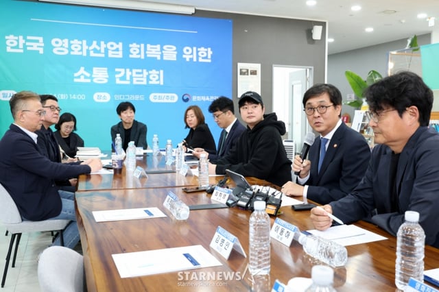 [서울=뉴시스] 박진희 기자 = 최휘영 문화체육관광부 장관이 14일 서울 중구 인디 그라운드에서 영화계 인사들과 영화계 주요 이슈 관련 간담회를 하고 있다.  이날 자리에는 이은 한국영화제작가협회 회장, 김병인 한국시나리오작가협회 이사장, 김승범 나이너스엔터테인먼트 대표, 백재호 한국독립영화협회 이사장, 양우석 감독, 이동하 한국영화프로듀서조합 대표 등이 참석했다. 2026.04.14. pak7130@newsis.com /사진=박진희