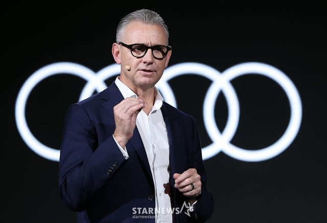 (Seoul = News1) Reporter Kim Jin-hwan = Audi Korea President Steve Clotty greets the media unveiling event of the new mid-sized sedan 'The New Audi A5' and the new sport utility vehicle 'The New Audi Q5' held at the Grand Ballroom of the Conrad Seoul Hotel in Yeouido, Seoul, on the 1st. 2025.7.1/News1 Copyright © News1. All rights reserved. Unauthorized reproduction and redistribution, prohibition of using AI learning. /Photo = (Seoul = News 1) Reporter Kim Jin-hwan