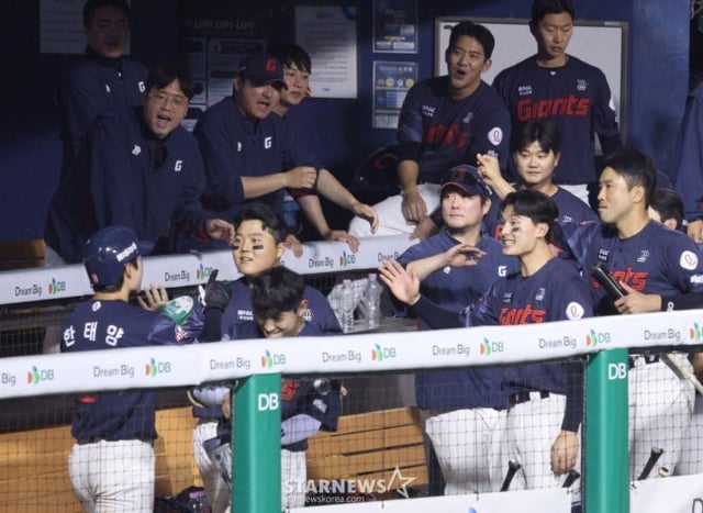 14일 LG전서 한태양을 맞이하는 롯데 더그아웃. /사진=김진경 대기자