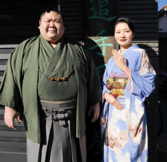 Aviko Kentaro (left) and his fiancé Yuka. /Photo = Japan Daily Source