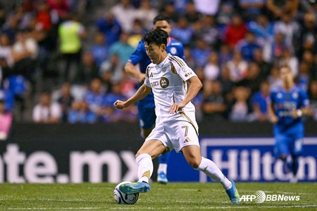 LAFC 공격수 손흥민이 15일 오전 10시(한국시간) 멕시코 푸에볼라의 에스타디오 쿠아우테목에서 열린 크루스 아술과 '2026 북중미카리브해축구연맹(CONCACAF) 챔피언스컵' 8강 원정 2차전에서 볼을 컨트롤하고 있다. /AFPBBNews=뉴스1